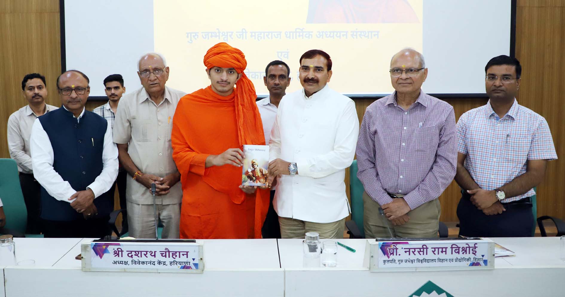 कार्यक्रम में स्वामी विवेकानंद जी की भूमिका में छात्र प्रिंस को सम्मानित करते कुलपति प्रो. नरसी राम विश्नोई व अतिथिगण।