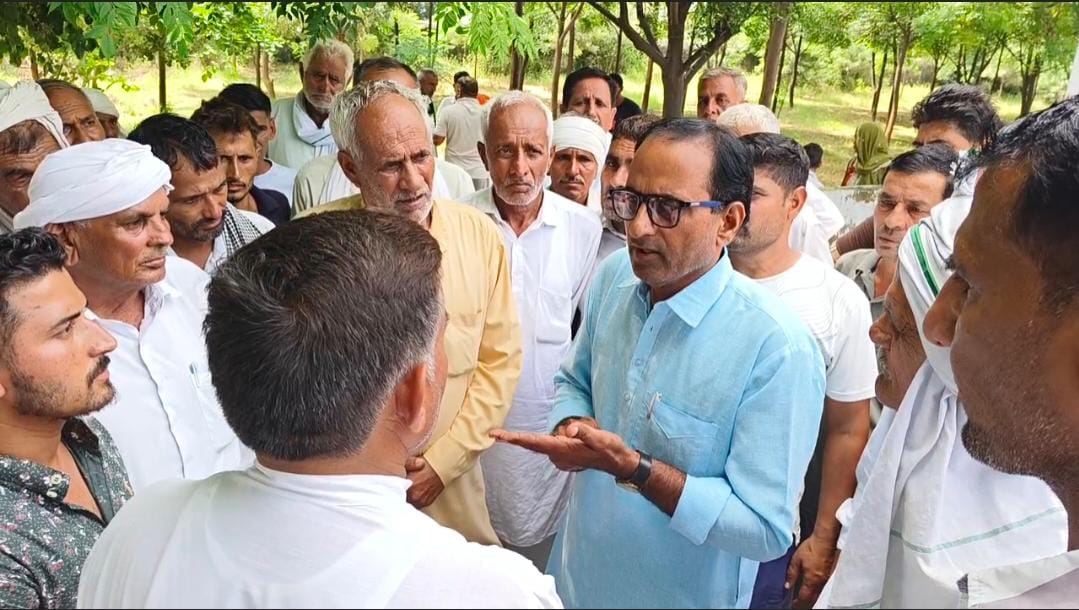 कैथल के गांव खुराना में खाद की किल्लत पर हंगामा करते किसान