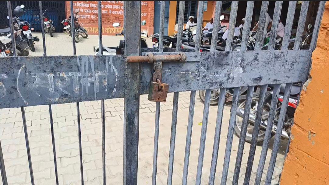 कैथल के गांव खुराना में खाद की किल्लत पर पैक्स काे लगाया ताला