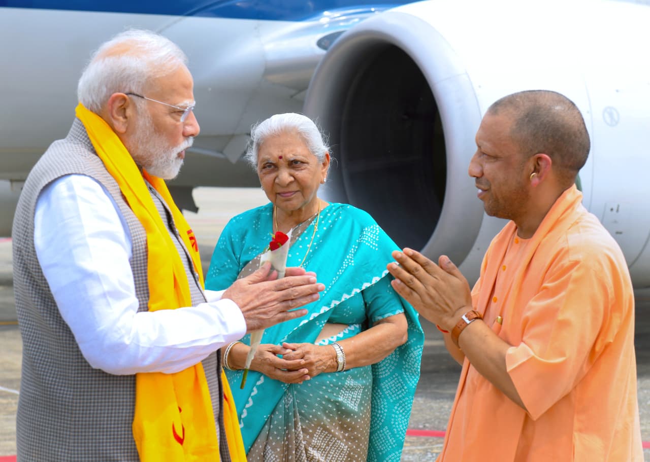 एयरपोट पर प्रधानमंत्री का स्वागत करते मुख्यमंत्री और राज्यपाल एयरपोट पर प्रधानमंत्री का स्वागत करते मुख्यमंत्री और राज्यपाल
