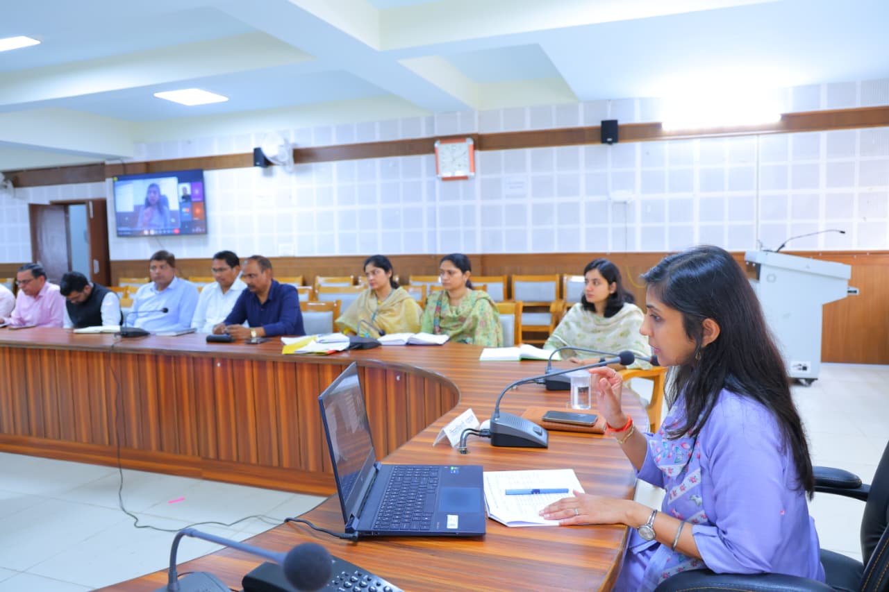 पौड़ी में स्वच्छता पखवाड़ा की बैठक लेती डीएम