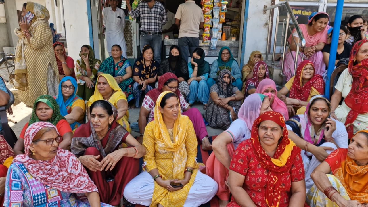 सीवरेज समस्या के विरोध में सडक़ जाम करते लोग।