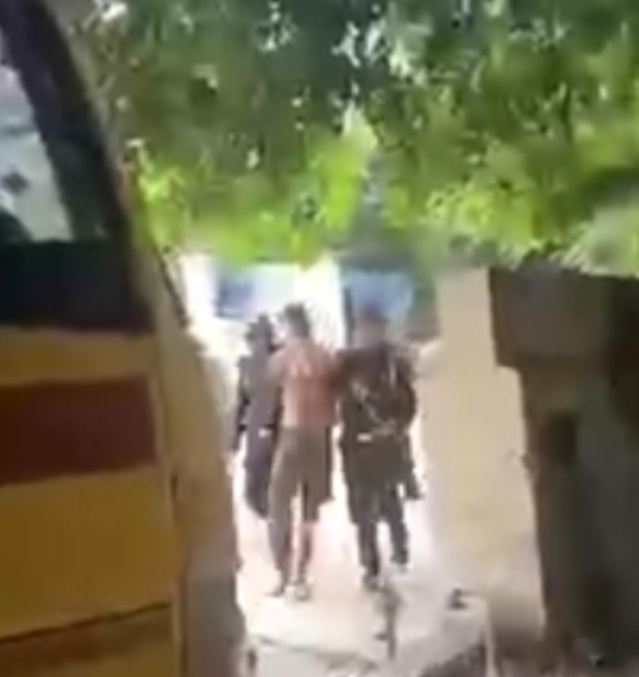 छात्रों को ले जाते सुरक्षा कर्मचारी