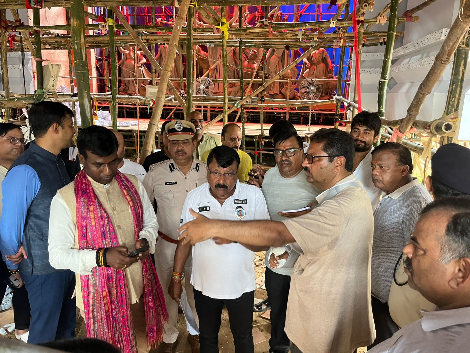 पंडालों का निरीक्षण करते उपायुक्‍त