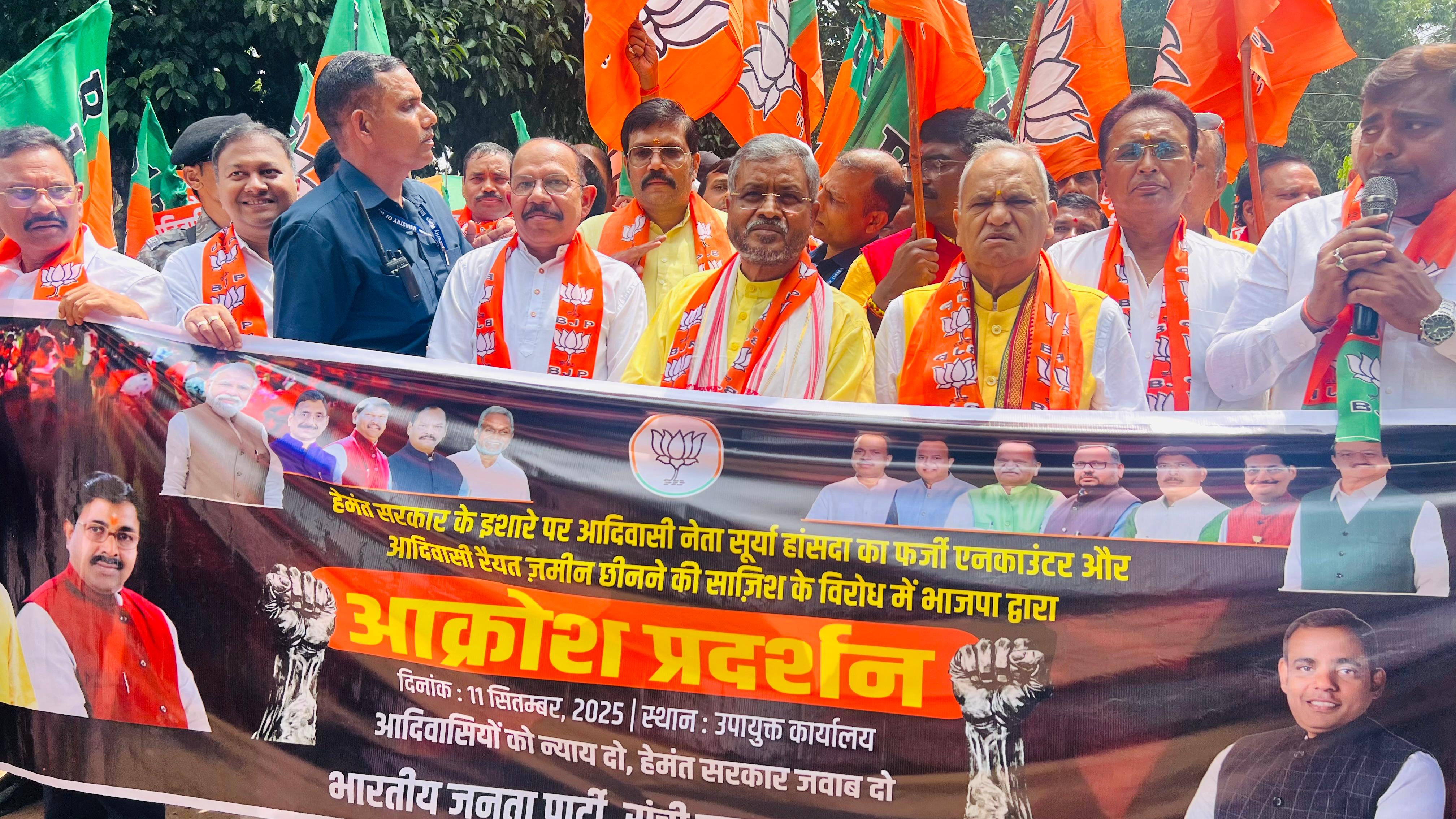भाजपा के प्रदेश अध्यक्ष सहित अन्य प्रदर्शन करते हुए