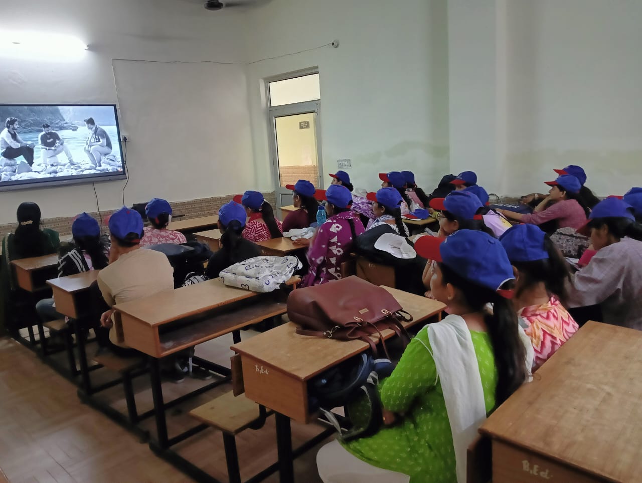 विश्व आत्महत्या रोकथाम दिवस के अवसर पर प्रेरक फिल्म देखी कॉलेज छात्राएं।