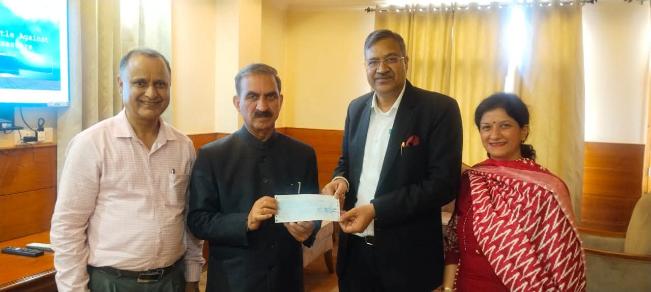 मुख्यमंत्री को चेक भेंट करते हुए सीयू के कुलपति।