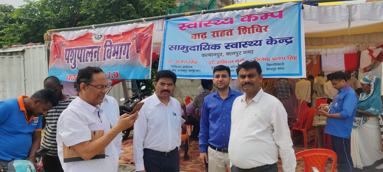 बाढ़ ग्रस्त इलाकों का जाएज़ा लेते मुख्य चिकित्सा अधिकारी
