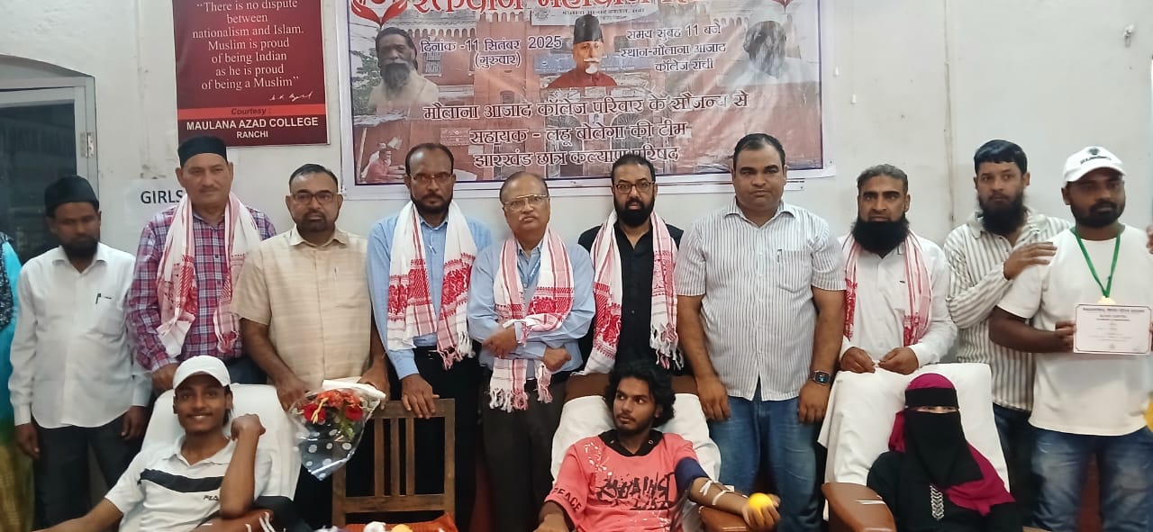 रक्दान करते कॉलेज के लोग रक्दान करते कॉलेज के लोग
