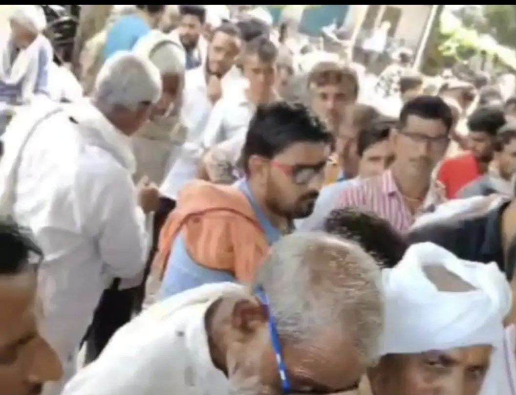 खाद की कमी से किसान बेहद परेशान