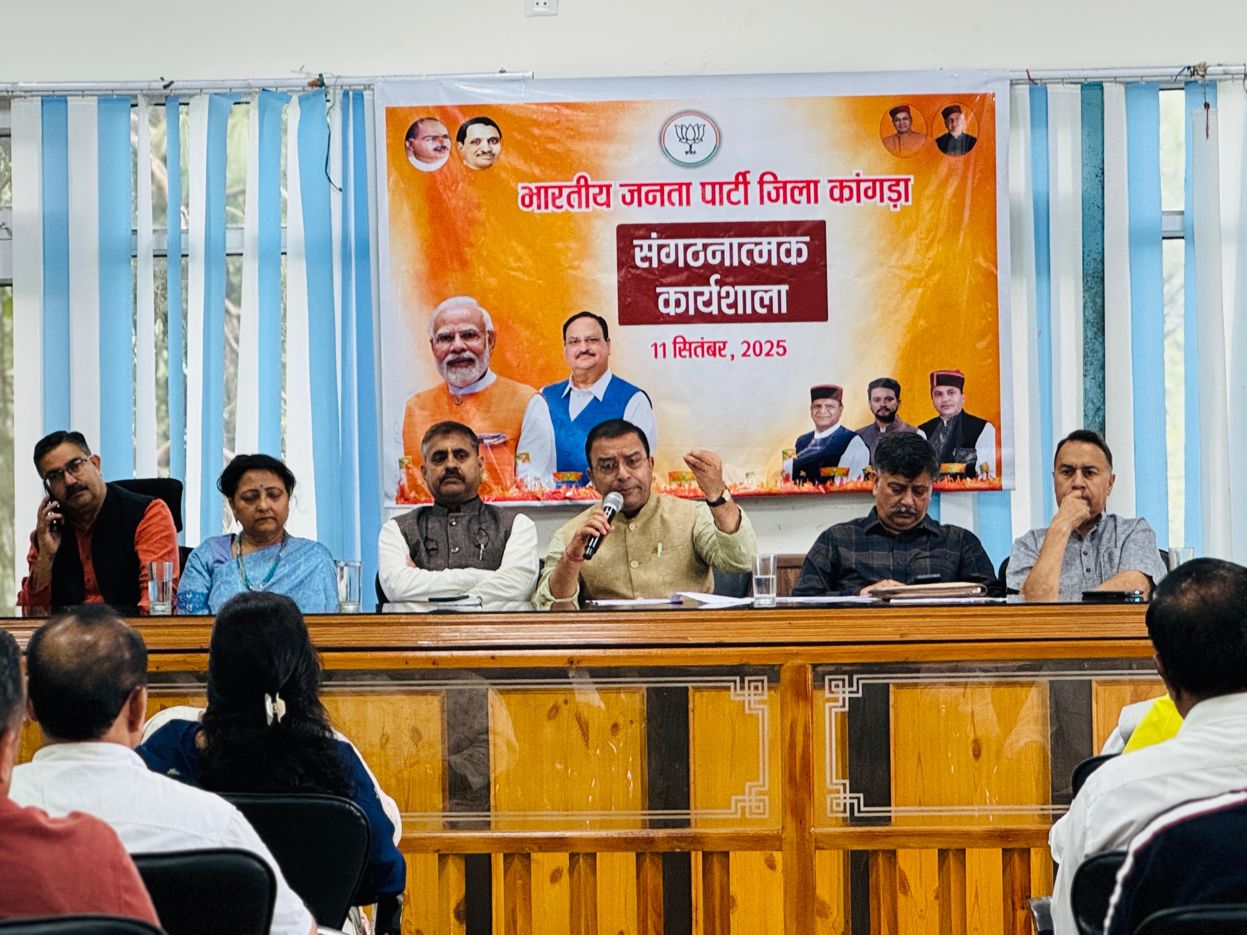 सेवा पखवाड़ा कार्यक्रम के दौरान मौजूद भाजपा नेता।