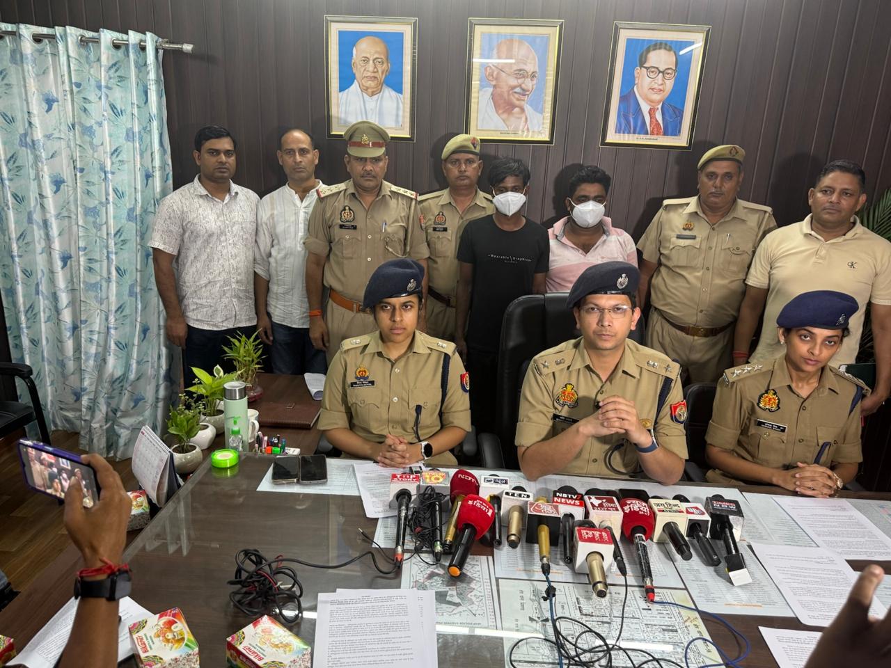 बिहार से प्रतिबंधित खैर की लकड़ी तस्करी करने वाले दो गिरफ्तार, 50 लाख रुपए कीमत की लकड़ी बरामद बिहार से प्रतिबंधित खैर की लकड़ी तस्करी करने वाले दो गिरफ्तार, 50 लाख रुपए कीमत की लकड़ी बरामद