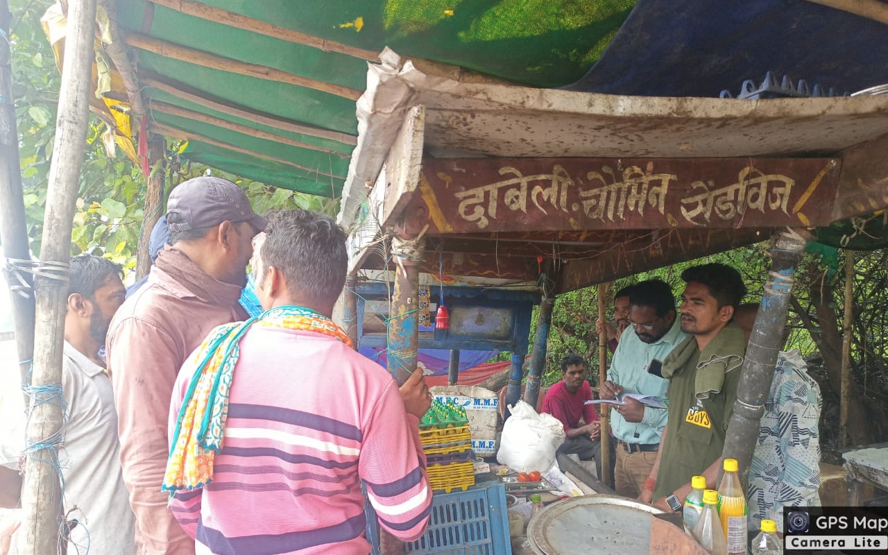सोरिद शराब दुकान स्थित आहता/खोमचा पर कार्रवाई करती नगर निगम की टीम। सोरिद शराब दुकान स्थित आहता/खोमचा पर कार्रवाई करती नगर निगम की टीम।