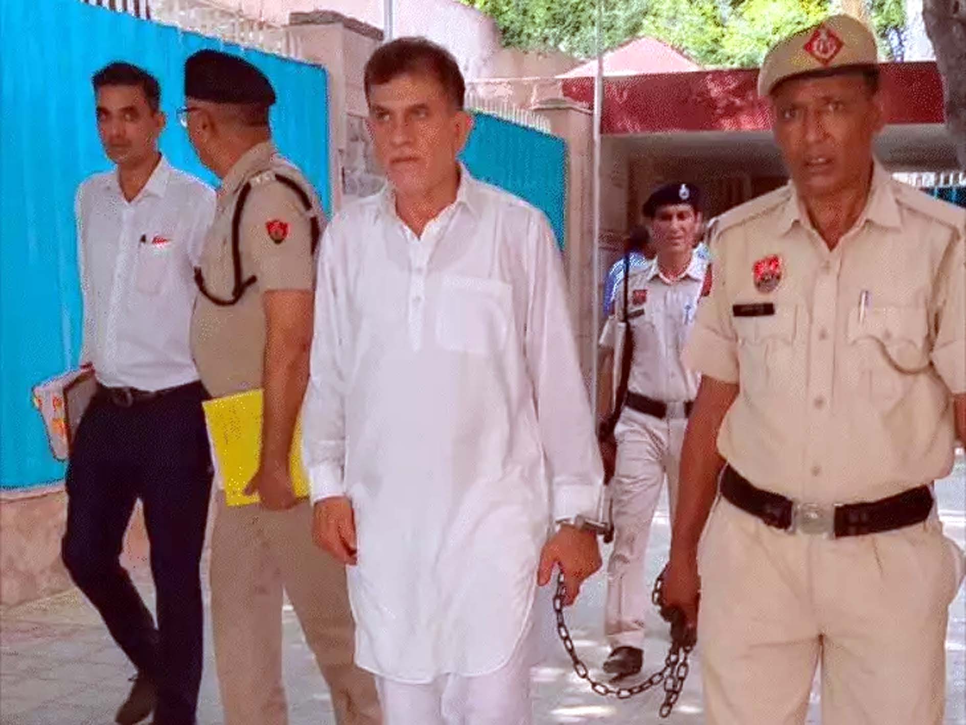 देवेन्द्र बुड़िया को अदालत में पेश करने लाती पुलिस। देवेन्द्र बुड़िया को अदालत में पेश करने लाती पुलिस।