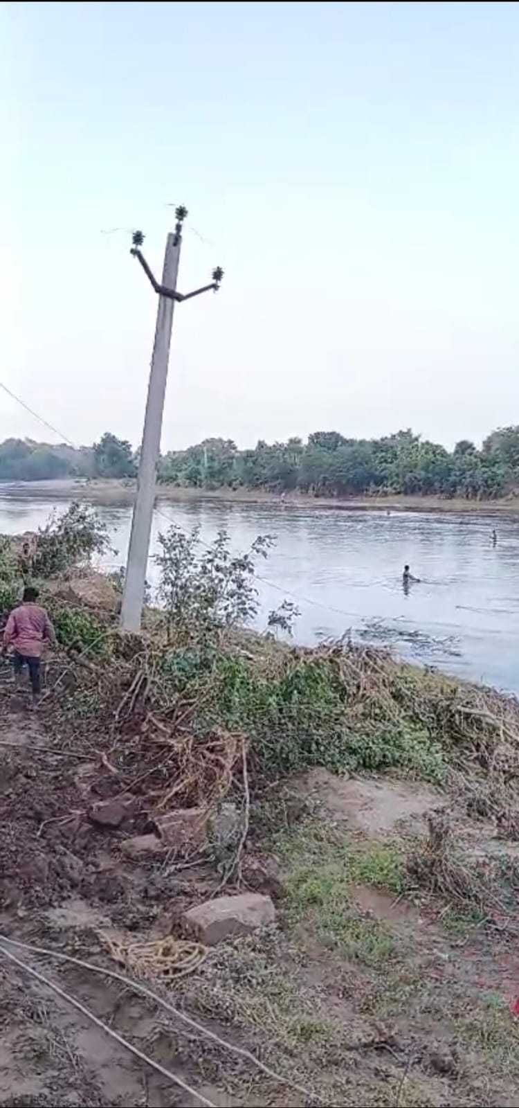कमर तक भरे पानी मे उतर बहाल की बिजली, कर्मचारियों के जज़्बे से पुनरोशन हुए