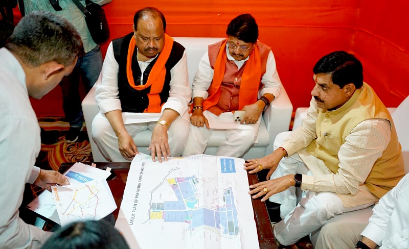 मुख्यमंत्री ने प्रधानमंत्री के आगमन के दृष्टिगत ग्राम भैंसोला में लिया तैयारियों का जायजा