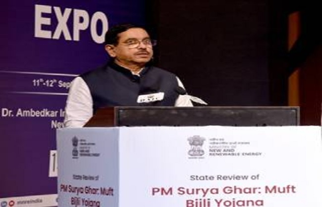 नवीकरणीय ऊर्जा पर आयोजित समीक्षा बैठक को संबोधित करते प्रह्लाद जोशी