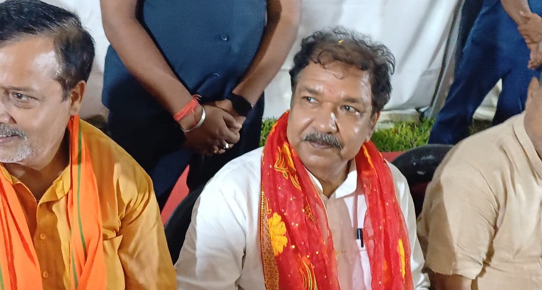 प्रेस कांफ्रेंस के दौरान दिलीप जायसवाल
