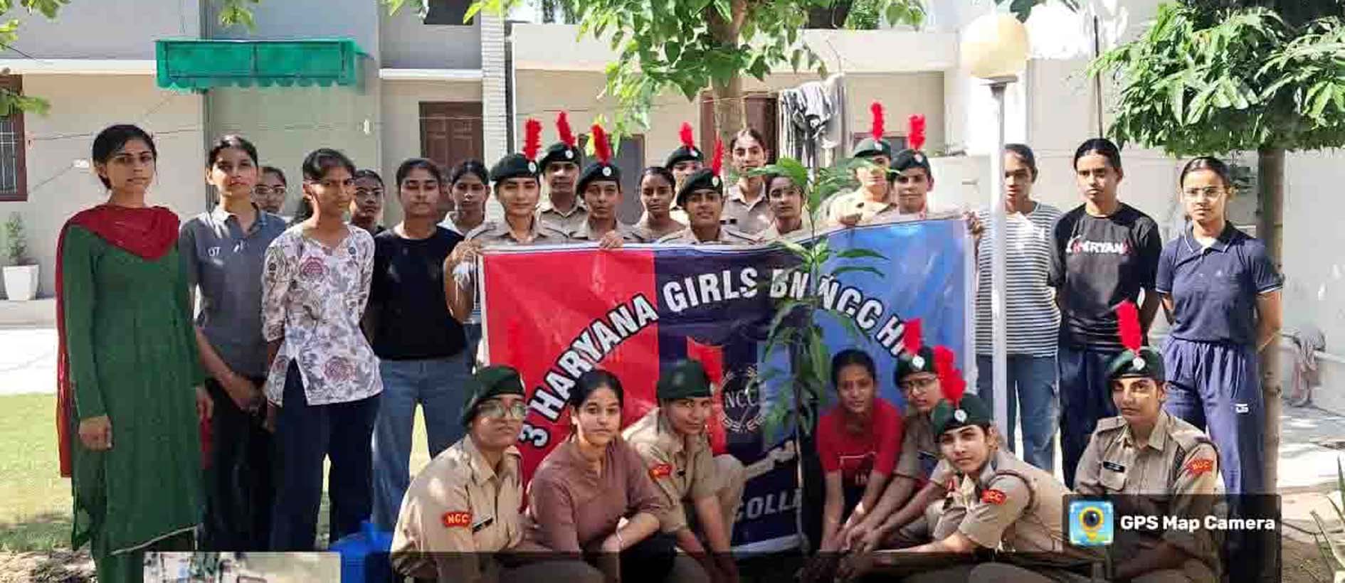 पौधारोपण करते कैडेट्स व स्टाफ सदस्य।