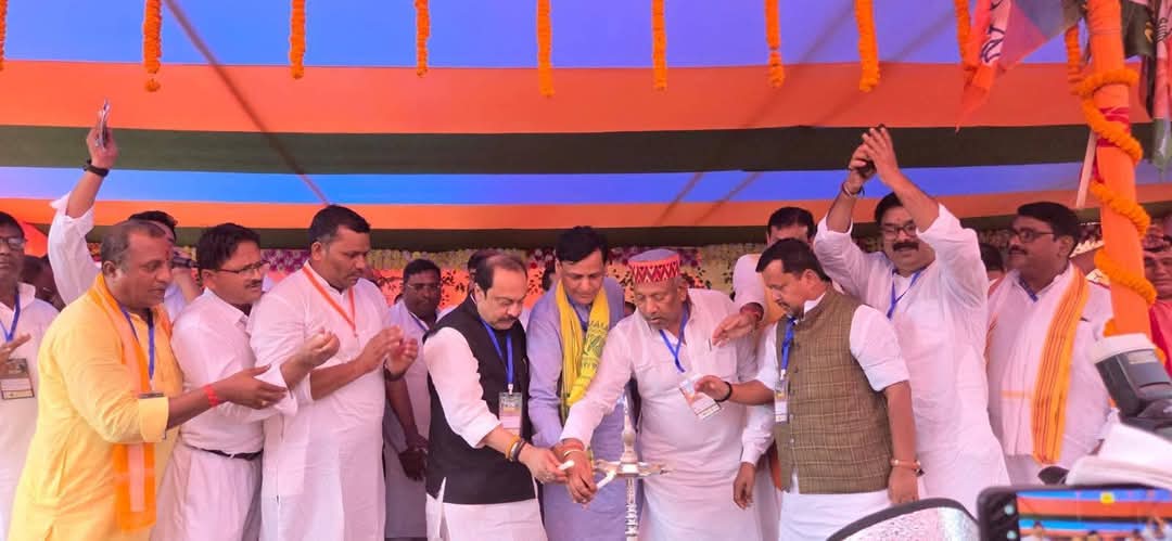 मंच पर नेतागण