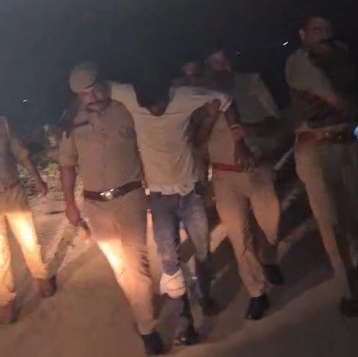 मुठभेड़ में घायल बदमाश को उपचार के लिए ले जाती पुलिस मुठभेड़ में घायल बदमाश को उपचार के लिए ले जाती पुलिस