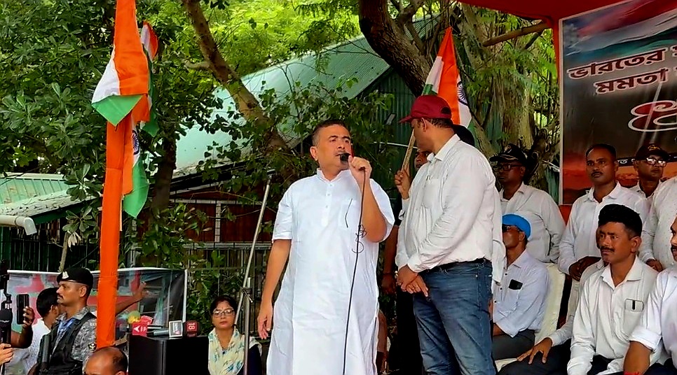 धरना मंच पर बोलते हुए शुभेंदु अधिकारी