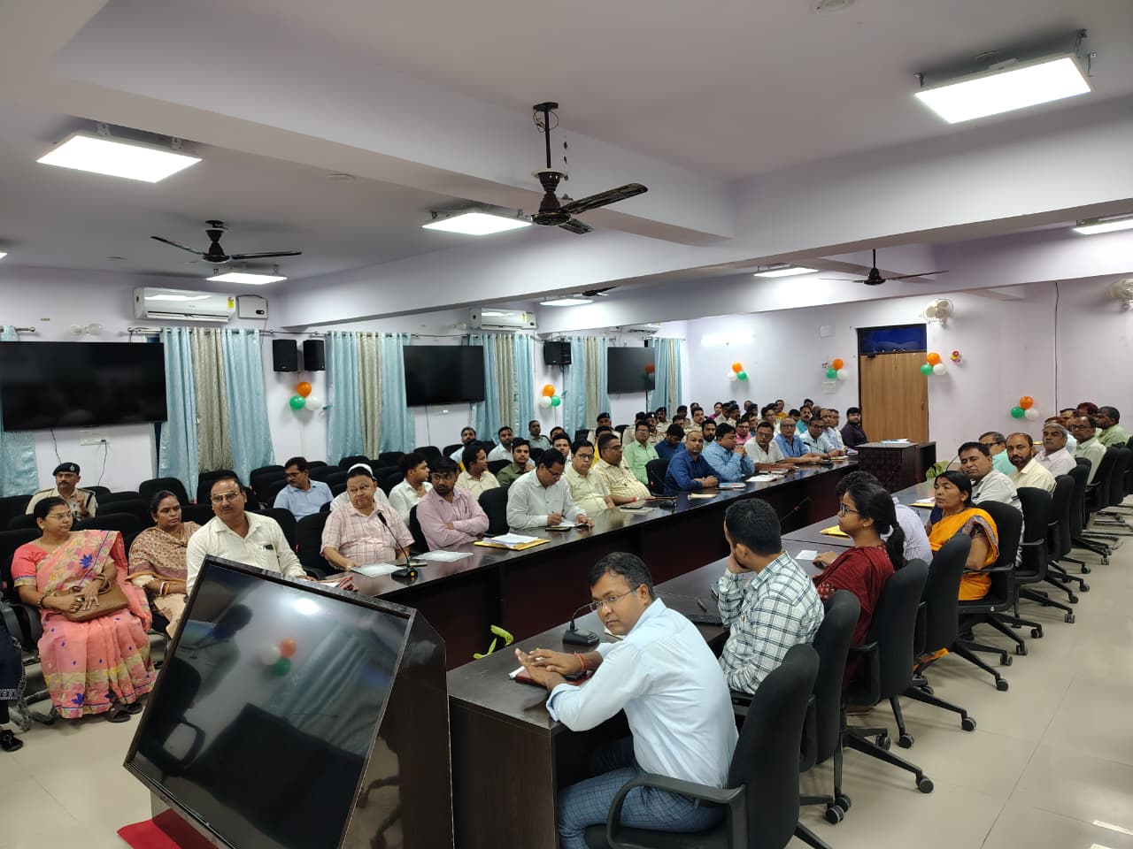 बैठक में भाग लेते दंडाधिकारी व वीक्षक बैठक में भाग लेते दंडाधिकारी व वीक्षक