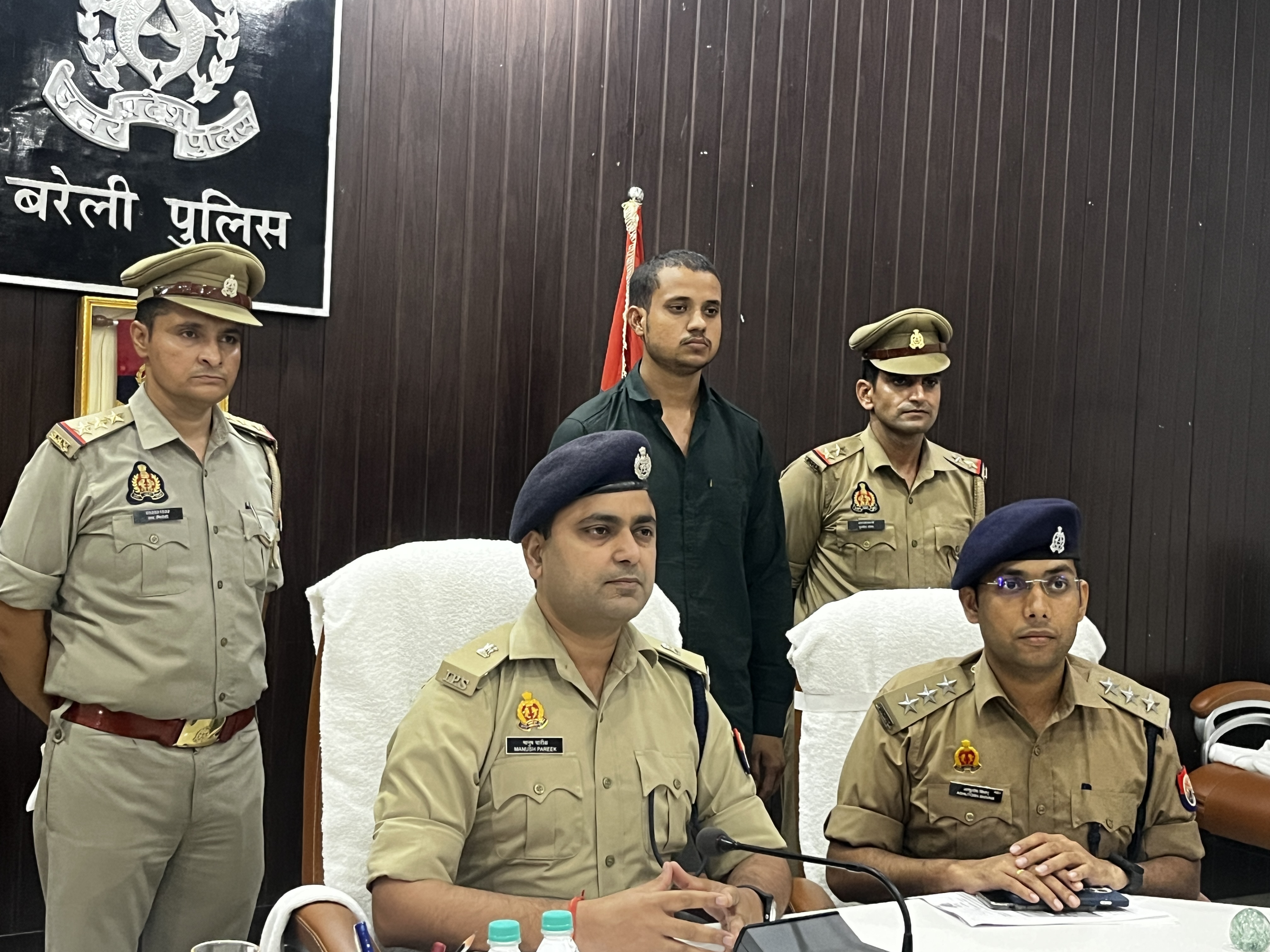 कोतवाली पुलिस टीम के साथ पकड़े गए हैदरी दल के मास्टर माइण्ड को प्रेसवार्ता में प्रस्तुत करते एसपी सिटी मानुष पारीक। कोतवाली पुलिस टीम के साथ पकड़े गए हैदरी दल के मास्टर माइण्ड को प्रेसवार्ता में प्रस्तुत करते एसपी सिटी मानुष पारीक।