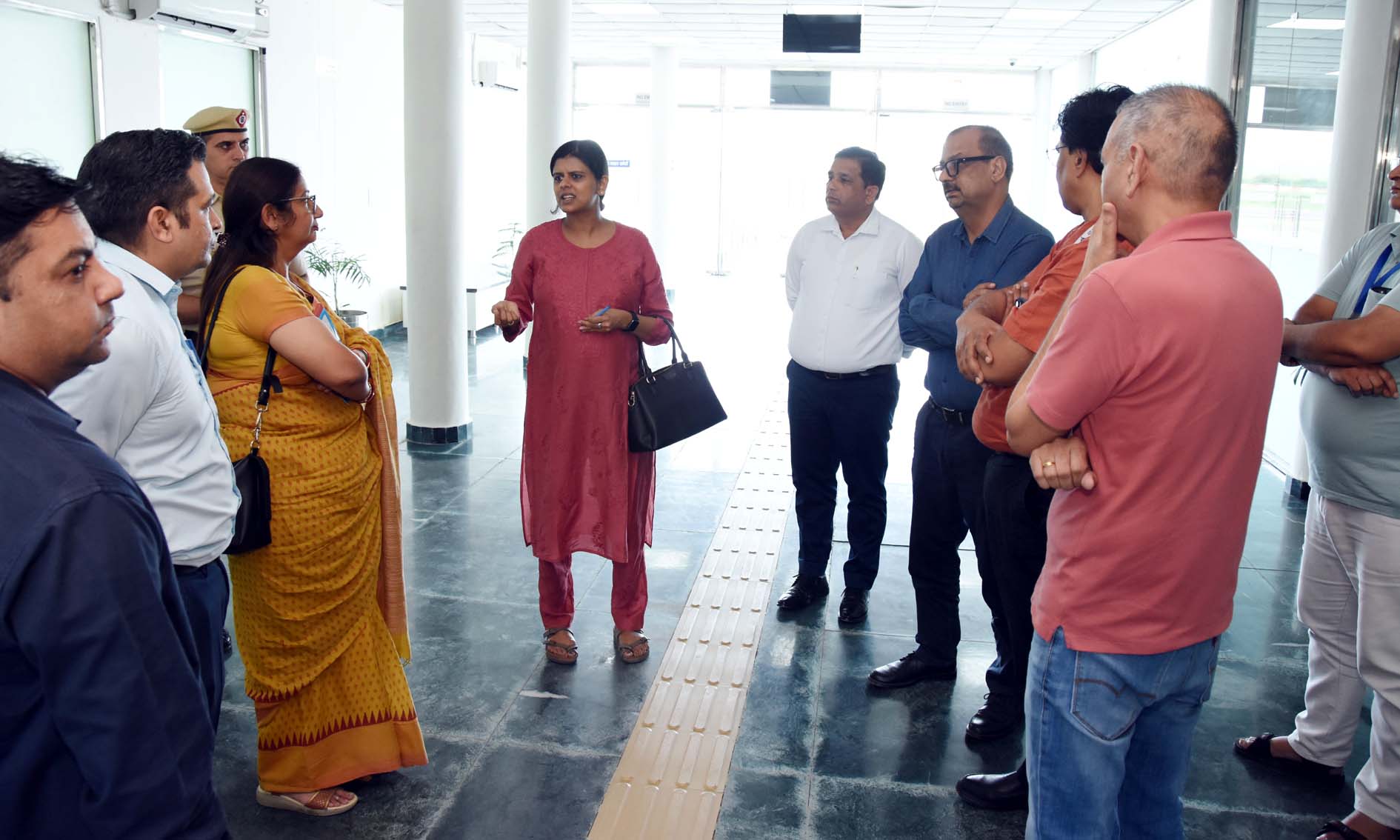 महाराजा अग्रसेन एयरपोर्ट पर तैयारियों की समीक्षा करती अतिरिक्त उपायुक्त सी. जयाश्रद्घा। महाराजा अग्रसेन एयरपोर्ट पर तैयारियों की समीक्षा करती अतिरिक्त उपायुक्त सी. जयाश्रद्घा।