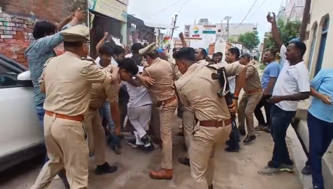पुतला दहन करते यूथ कांग्रेस के कार्यकर्ता पुतला दहन करते यूथ कांग्रेस के कार्यकर्ता