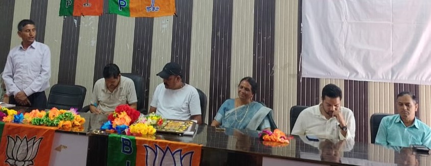 पोखरी में आयोजित सेवा पखवाडा बैठक में मंचासीन अतिथि। पोखरी में आयोजित सेवा पखवाडा बैठक में मंचासीन अतिथि।