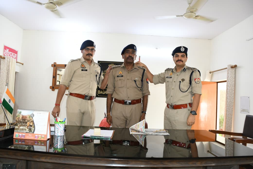 अजय कुमार को पदोन्नति के बाद स्टार लगाते एसपी और डीआईजी अजय कुमार को पदोन्नति के बाद स्टार लगाते एसपी और डीआईजी