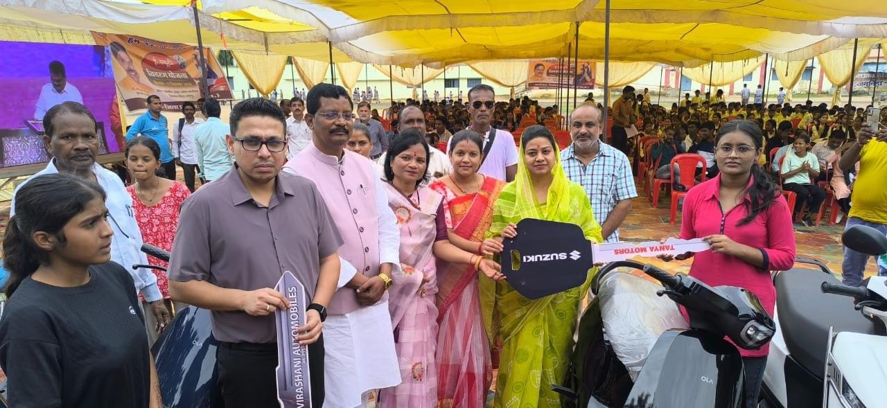 बच्चों को स्कूटी की चाबी देते हैं अतिथिगण बच्चों को स्कूटी की चाबी देते हैं अतिथिगण