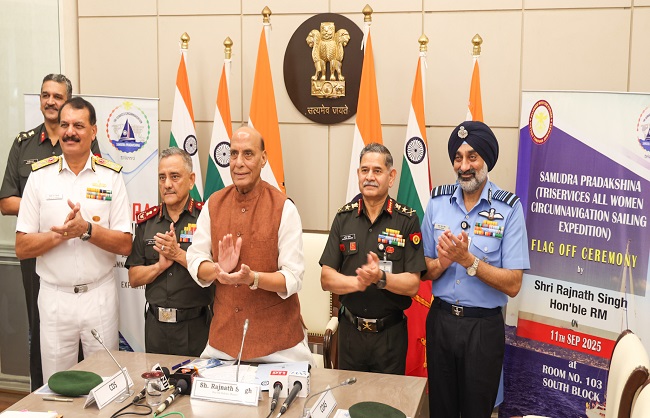 तीनों सेनाओं की महिला जल यात्रा 'समुद्र प्रदक्षिणा' को हरी झंडी दिखाते रक्षा मंत्री तीनों सेनाओं की महिला जल यात्रा 'समुद्र प्रदक्षिणा' को हरी झंडी दिखाते रक्षा मंत्री