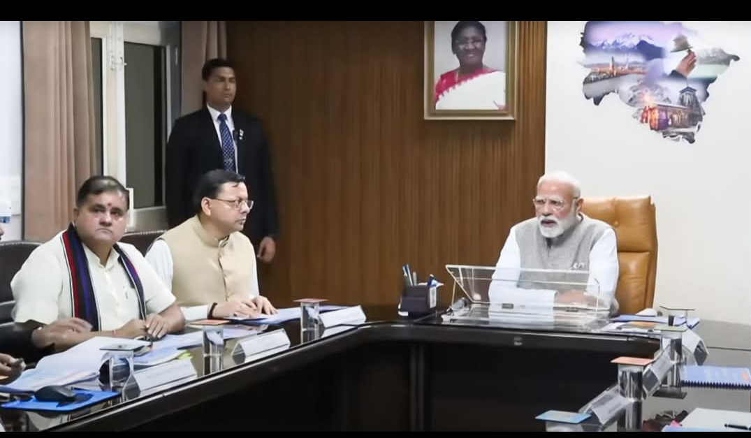 प्रधानमंत्री मोदी के साथ समीक्षा बैठक में मुख्यमंत्री धामी। प्रधानमंत्री मोदी के साथ समीक्षा बैठक में मुख्यमंत्री धामी।