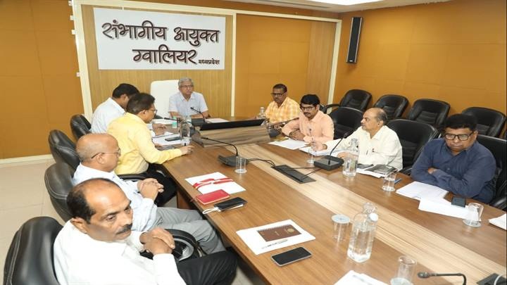 अभियान के सफल संचालन के लिए संभागीय आयुक्त कार्यालय के सभाकक्ष में बैठक