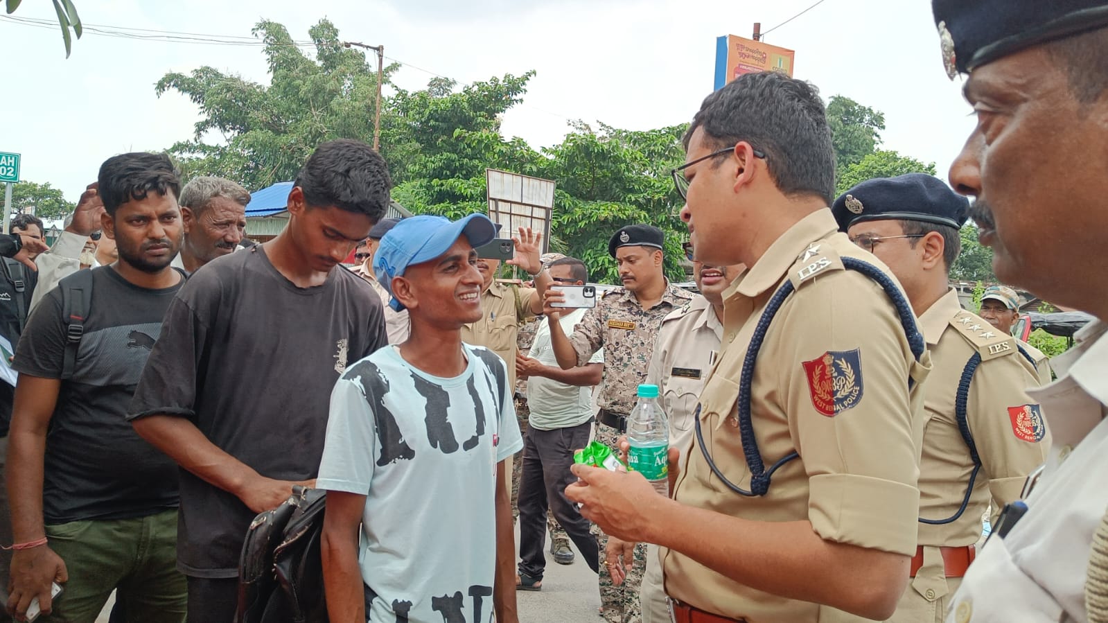 नेपाल से लौट रहे भारतीय से बात करते पुलिस अधीक्षक नेपाल से लौट रहे भारतीय से बात करते पुलिस अधीक्षक