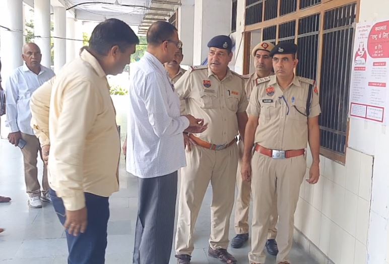 कैथल में अदालत के बाहर मौजूद पुलिस अधिकारी