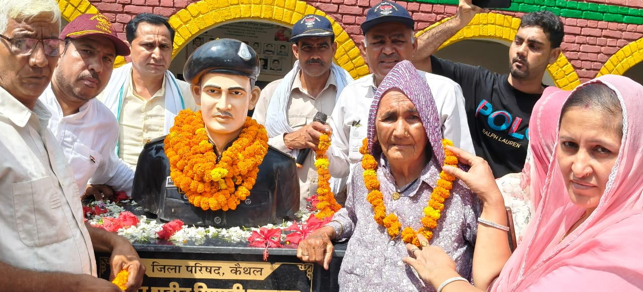 कैथल के थांव हरसाेला में शहीद की प्रतिमा का अनावरण की वीरनारी भरपाई देवी व अन्य प्रतिनिधि