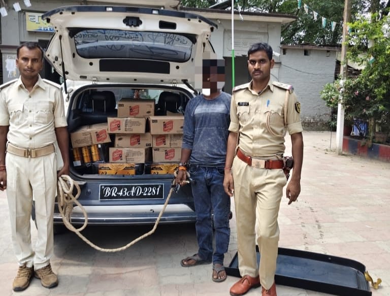 पुलिस के गिरफ्त में शराब तस्कर पुलिस के गिरफ्त में शराब तस्कर