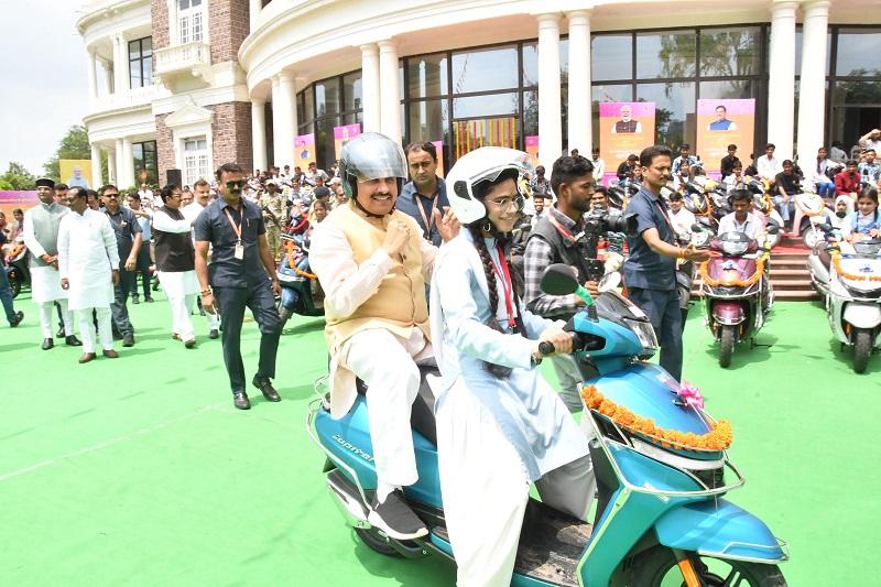 मुख्यमंत्री डॉ. मोहन यादव ने निःशुल्क स्कूटी वितरण कार्यक्रम में बालिका के साथ स्कूटी पर सफर किया