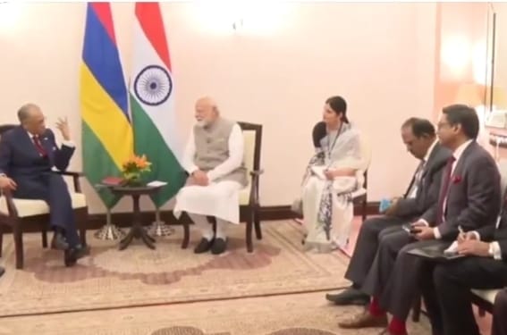 द्विपक्षीय वार्ता में पीएम मोदी और पीएम रामगुलाम द्विपक्षीय वार्ता में पीएम मोदी और पीएम रामगुलाम