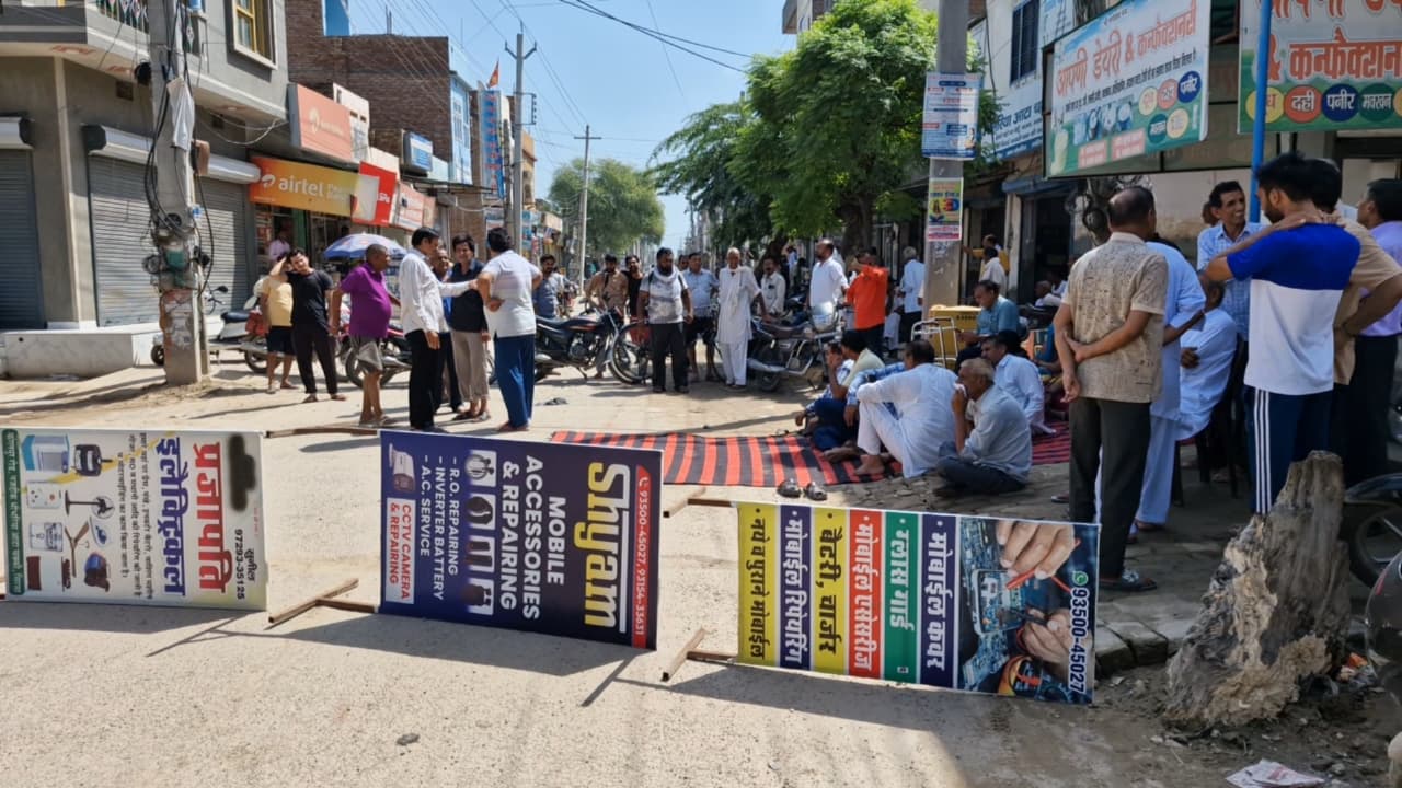 सीवरेज समस्या के विरोध में सडक़ जाम करते लोग।