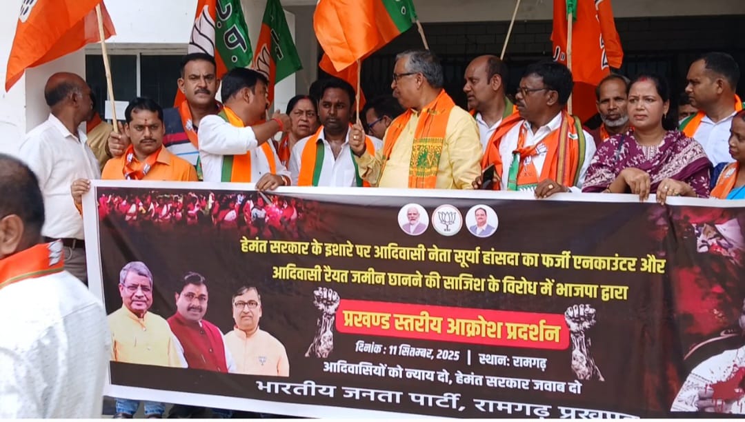 आक्रोश मार्च में शामिल लोग आक्रोश मार्च में शामिल लोग