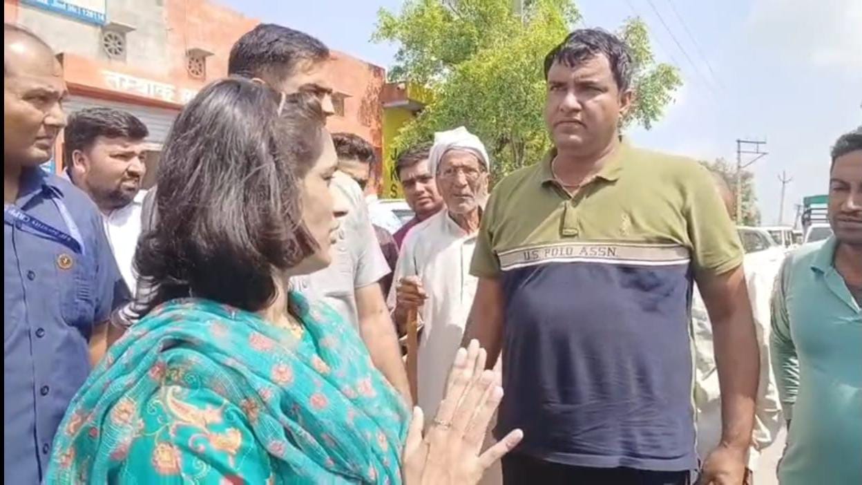 बुआना गांव में विधायक से बात करते हुए सुधीर बुआना।