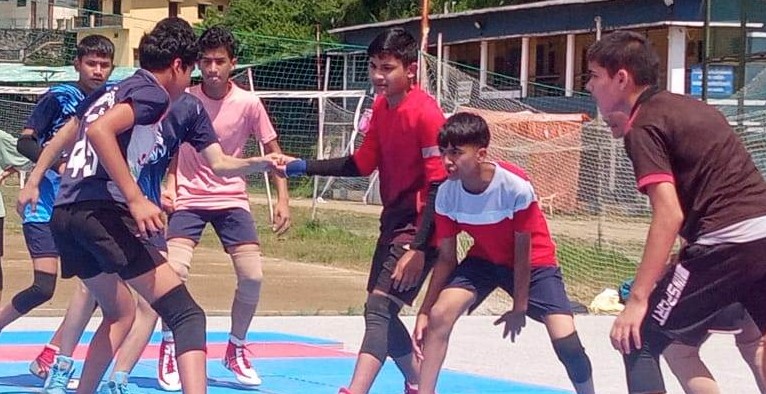 गोपेश्वर स्पोटर््स स्टेडियम में खेले जा रहे कबड्डी में प्रतिभागी जोर आजमाते हुए। गोपेश्वर स्पोटर््स स्टेडियम में खेले जा रहे कबड्डी में प्रतिभागी जोर आजमाते हुए।