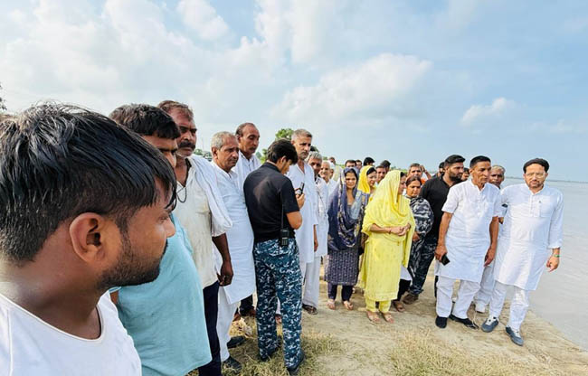 सोनीपत: यमुना किनारे पबनेरा तटबंध पर हालात  का जायजा लेते हुए सुनैना चौटाला