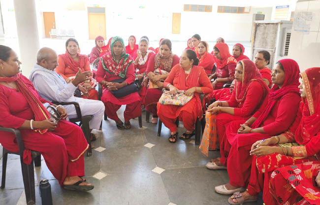सोनीपत: नेता आनंद शर्मा आशा वर्कर्स यूनियन सदस्यों को भ्रूण हत्या के खिलाफ जागृति संदेश देते हुए