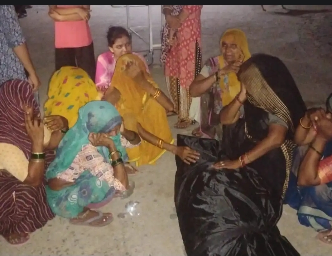 फोटो - रोते बिलखते परिजन