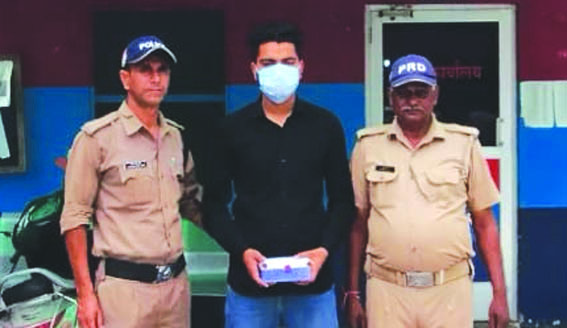 पुलिस गिरफ्त में आरोपित पुलिस गिरफ्त में आरोपित